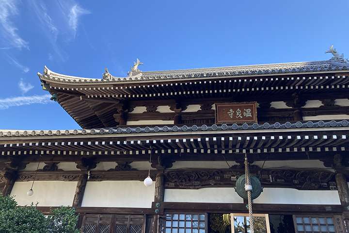 青空に映える温泉寺の見事な外観